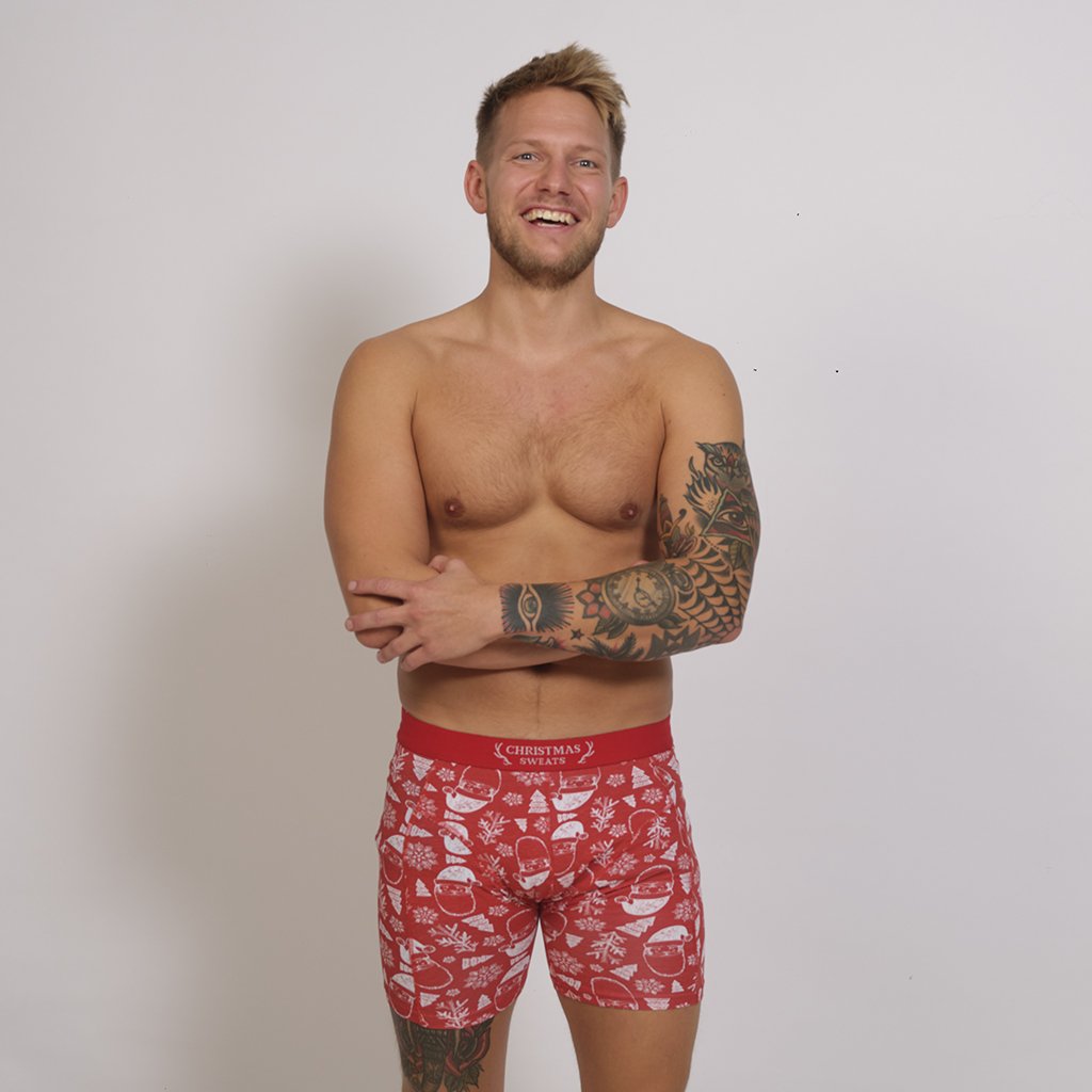 En mann har på seg en rød juleboksershorts.