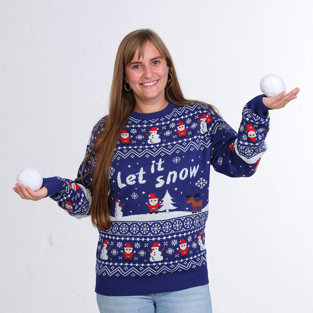 En dame iført en blå julegenser med sitatet 