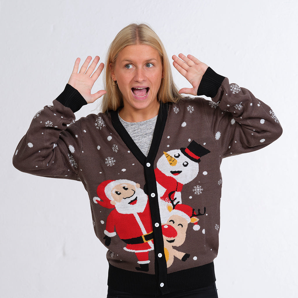 En kvinne har på seg en brun julekofta med julenissen og en snømann på.