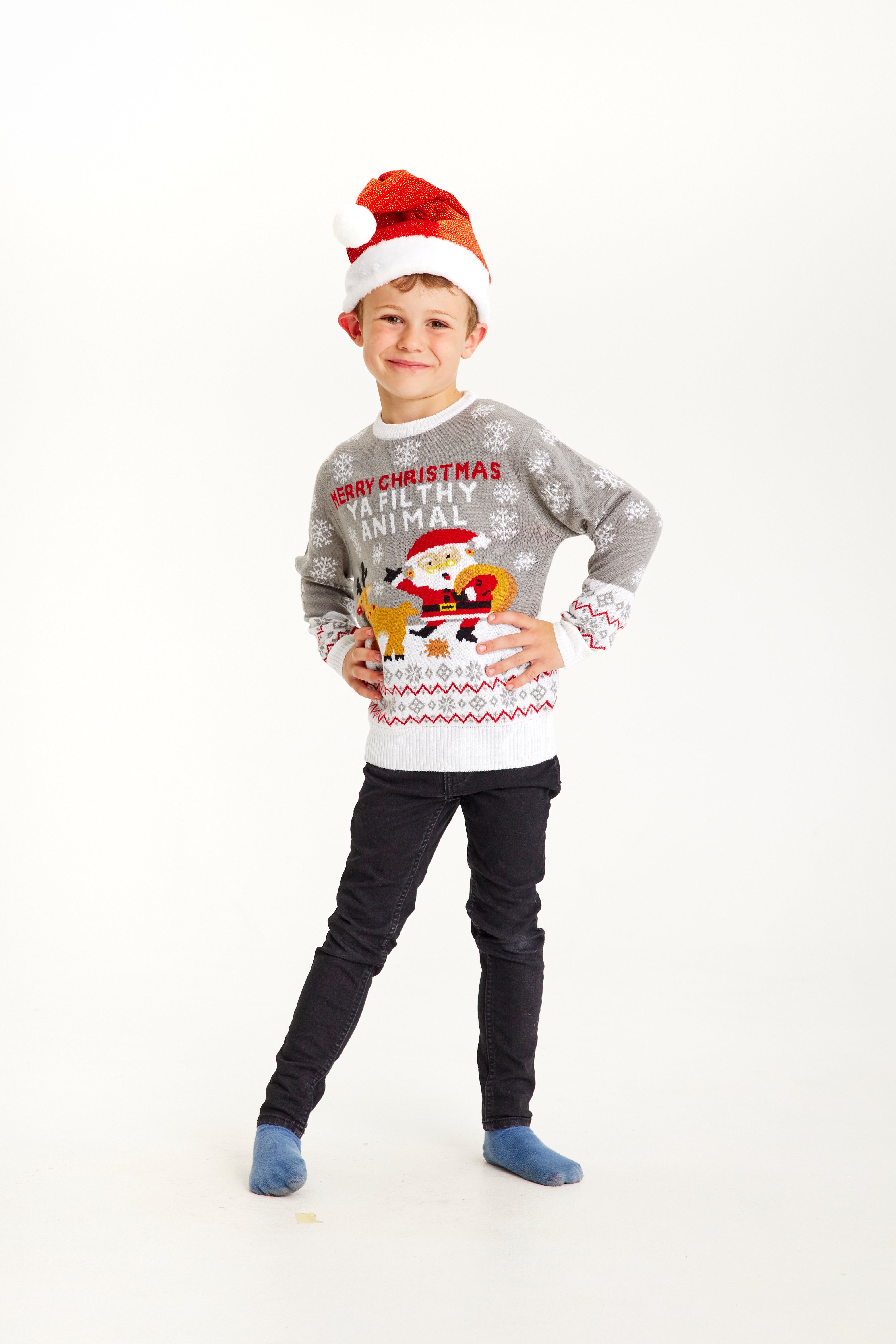 Et barn iført en grå julegenser med sitatet 