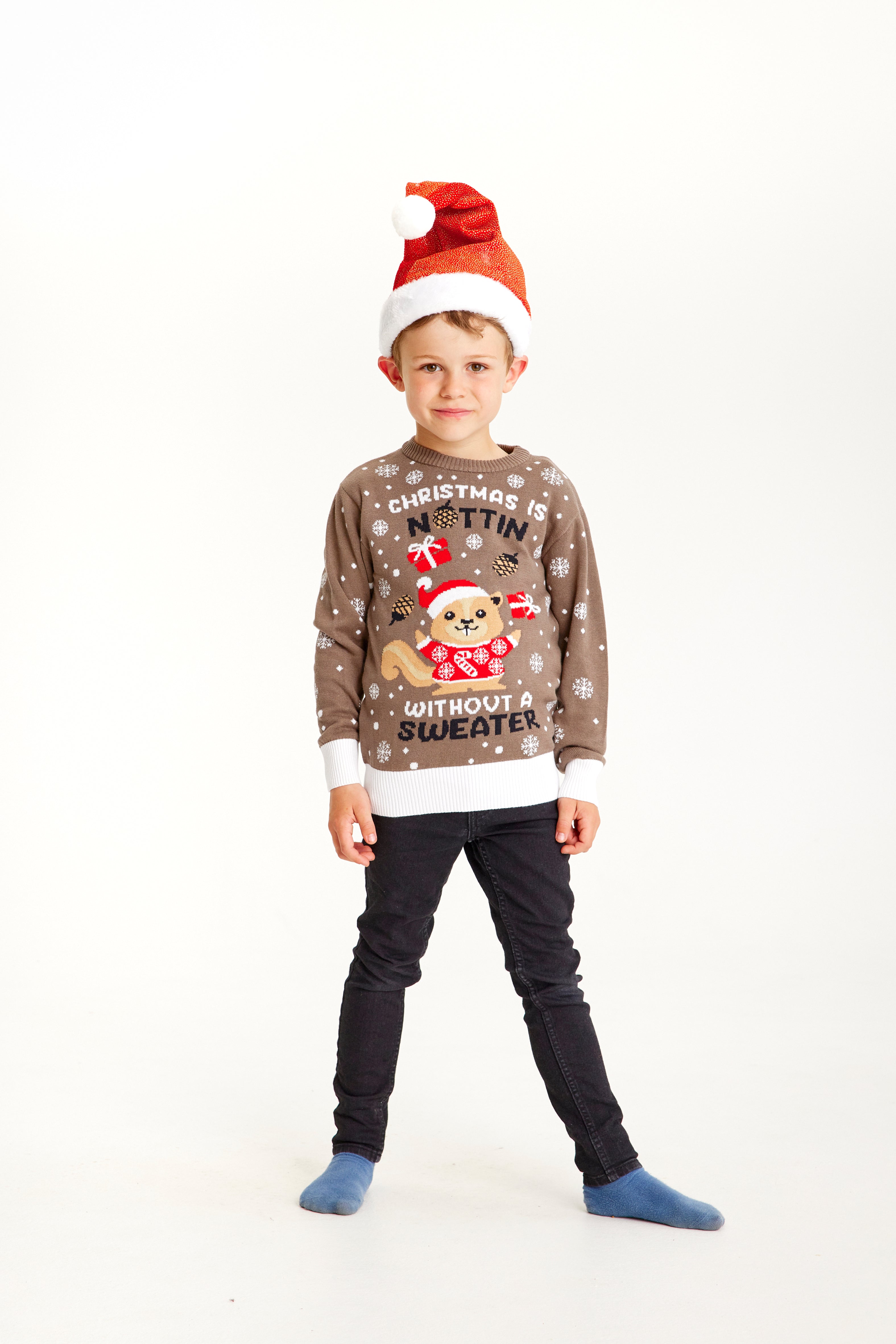 Et barn i brun julegenser med et ekorn.