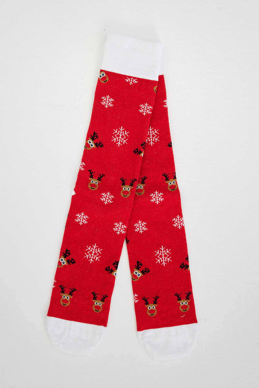 Et par røde julesokker med reinsdyr på.