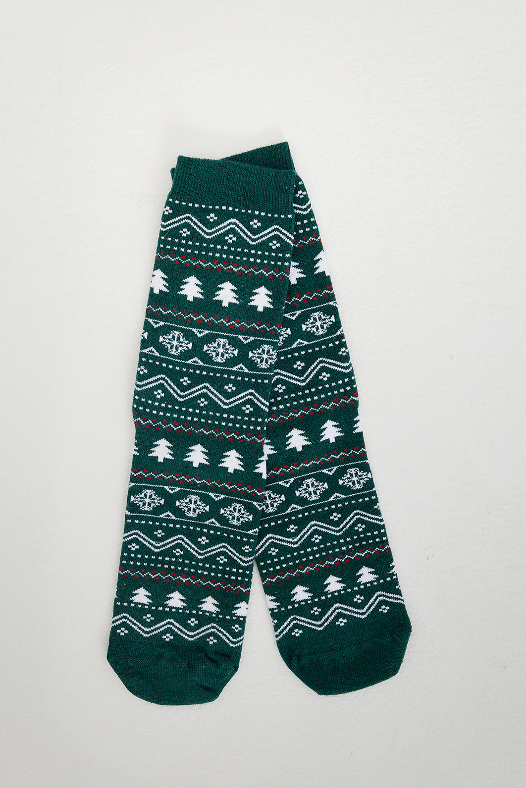 Grønne julesokker med juletrær på.