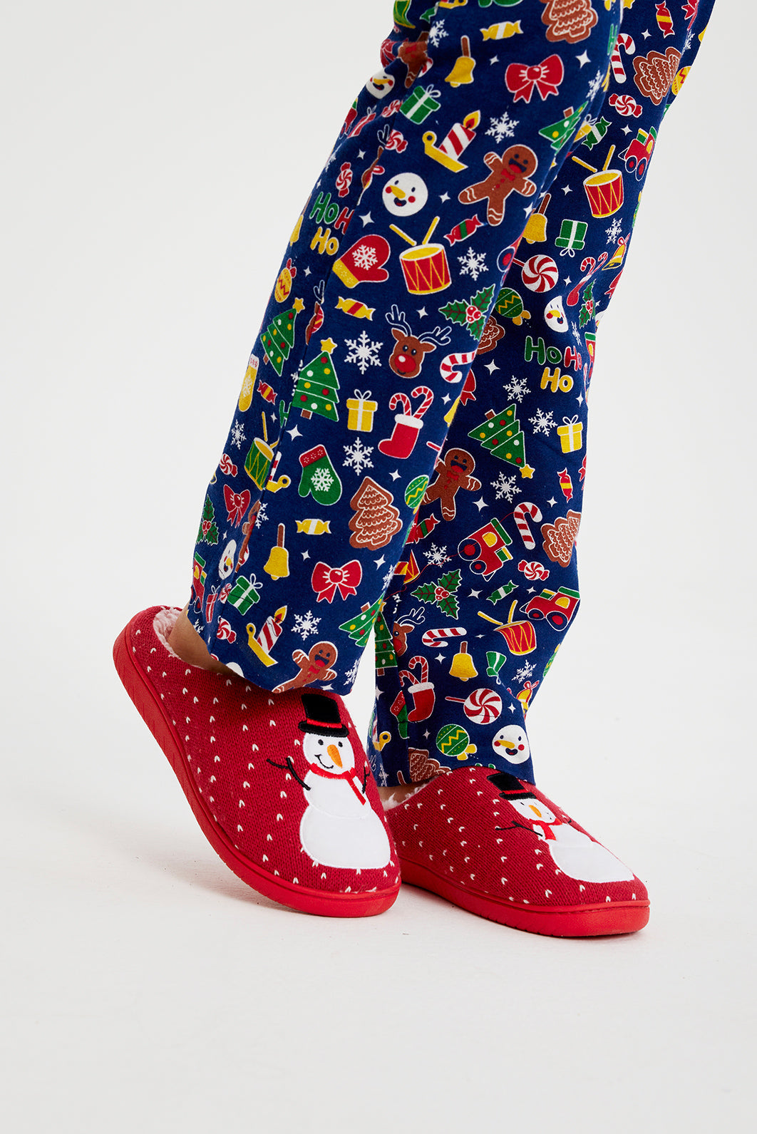 Et par ben med røde juletøfler.