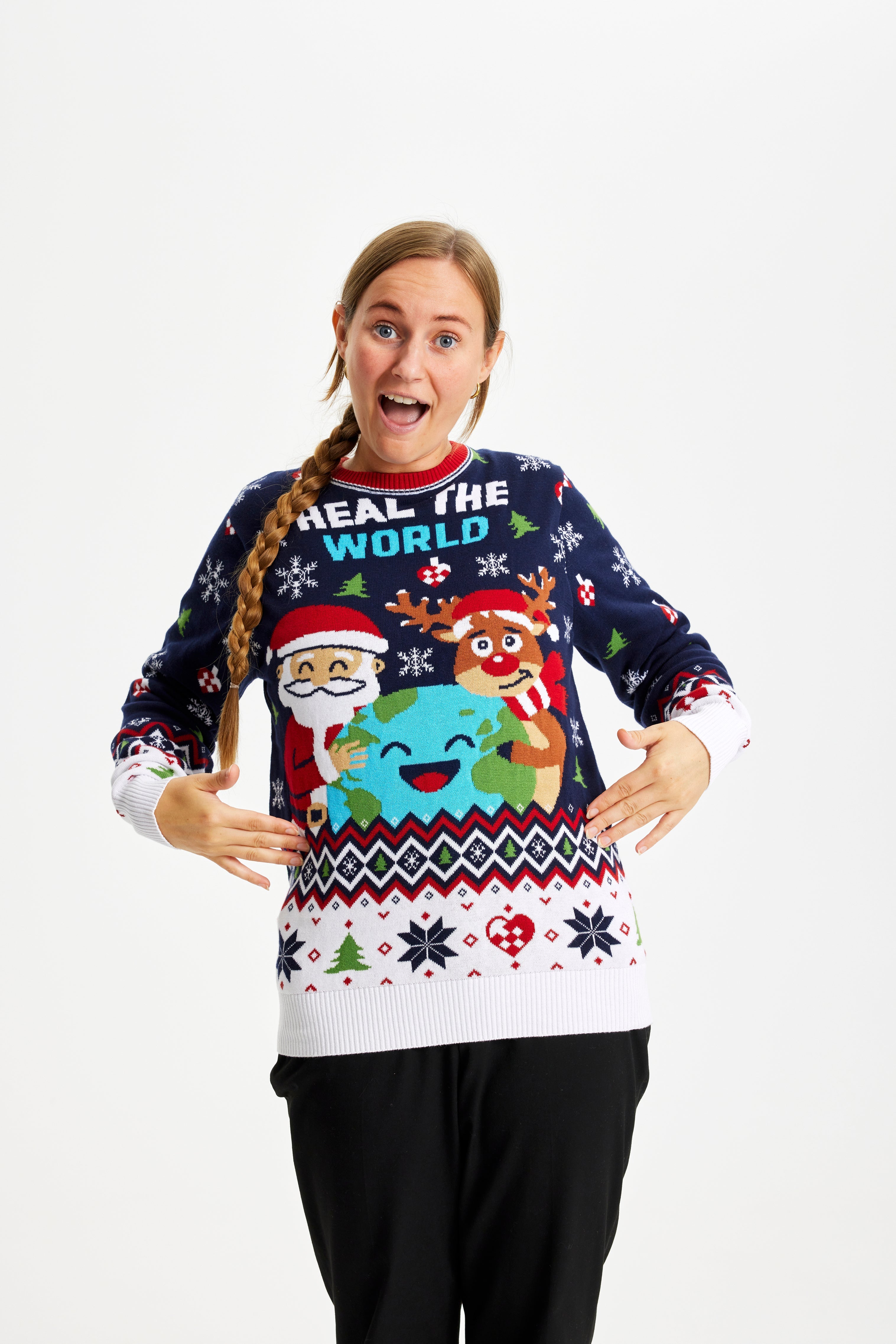 En glad dame iført en julegenser med sitatet 