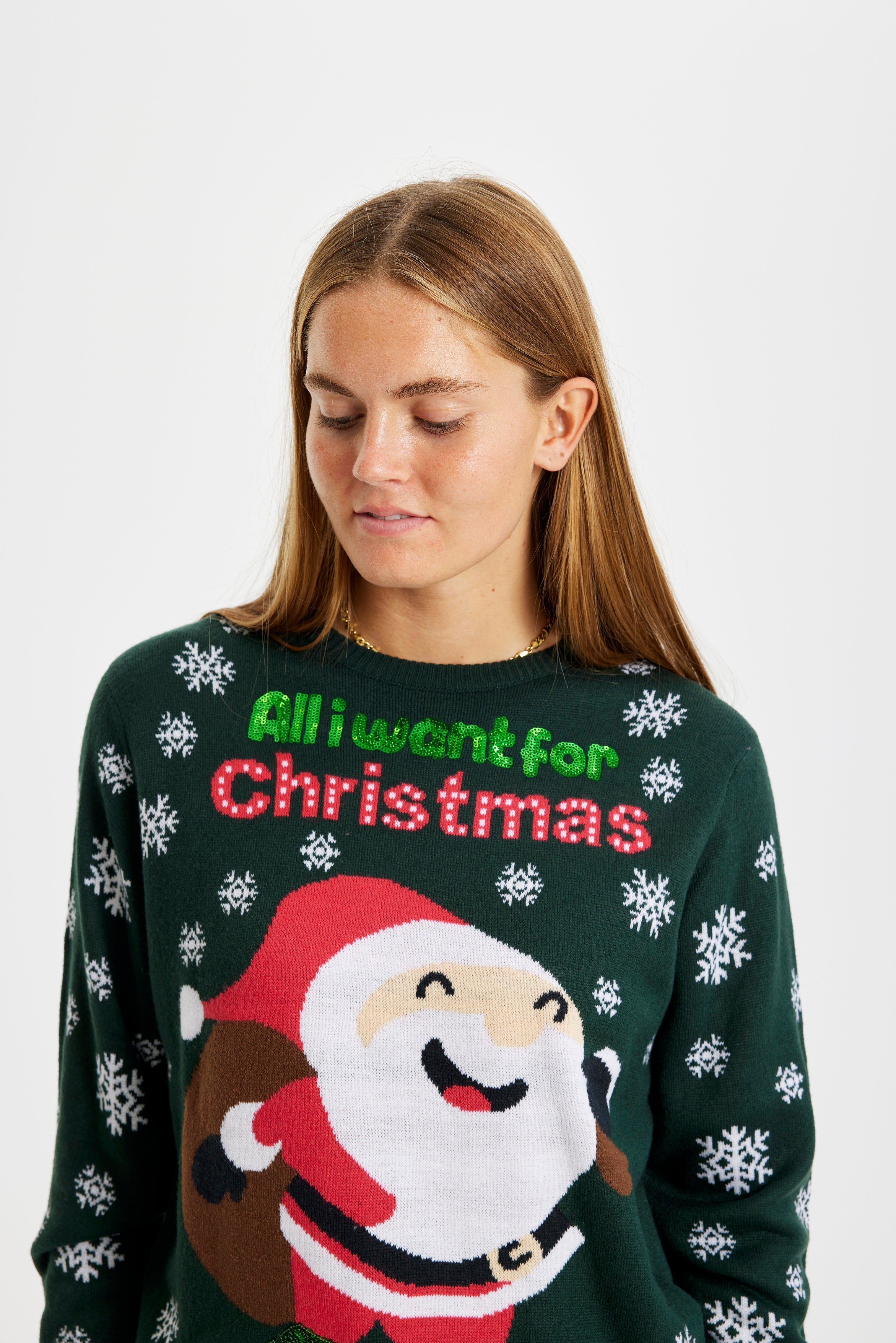 En kvinne i grønn julegenser.