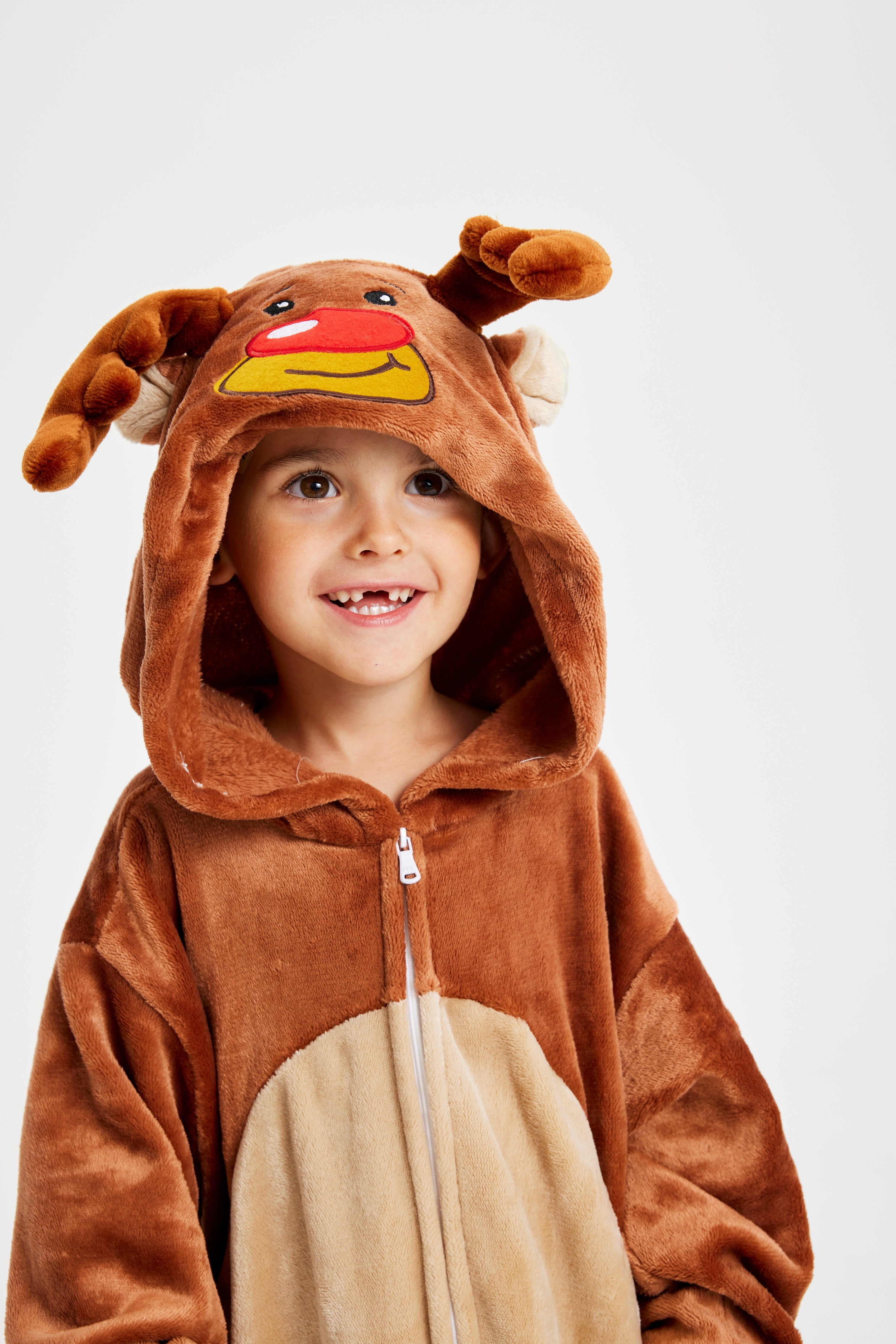 Et barn i et julekostyme.