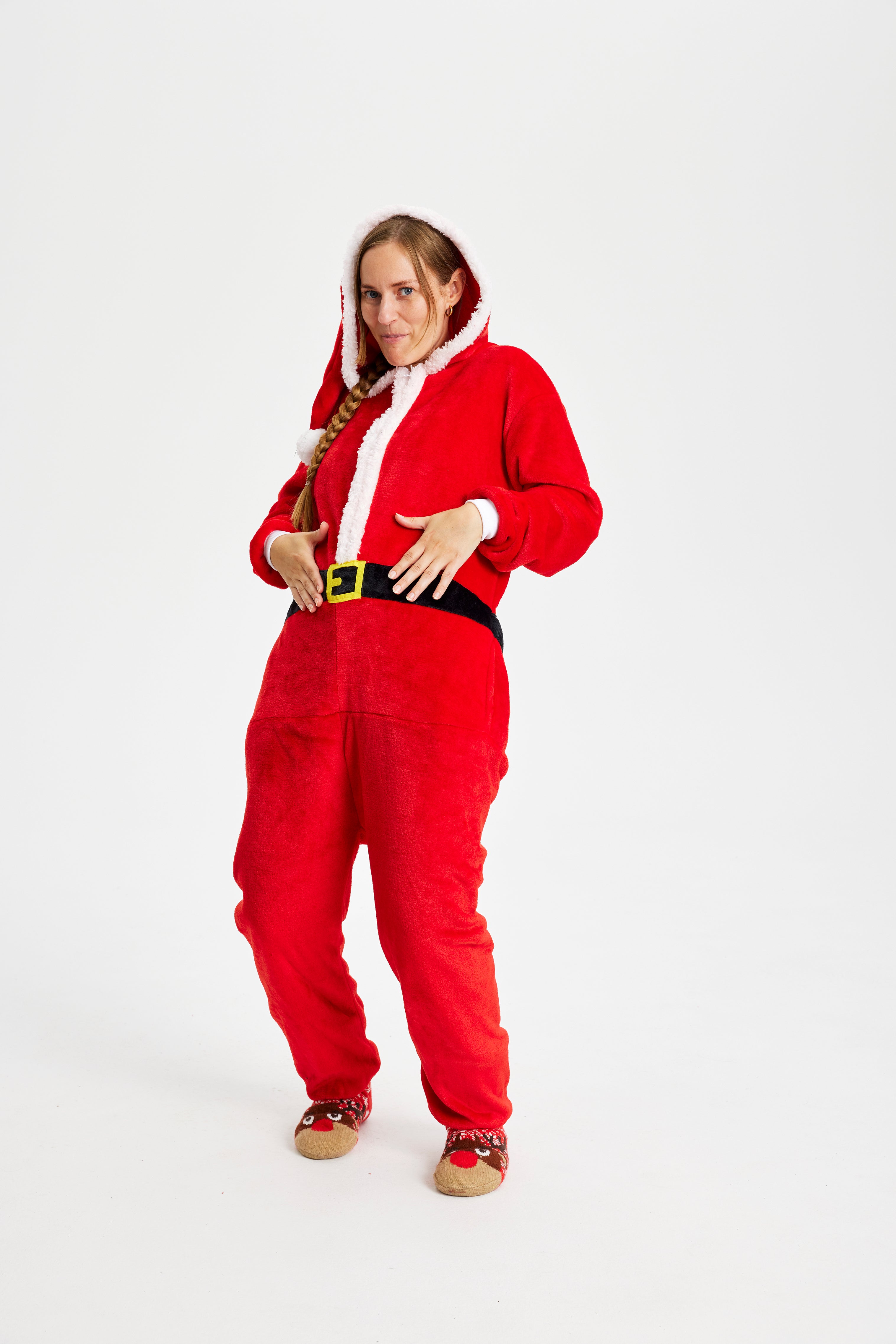 En kvinne i julekostyme som ser ut som julenissen.