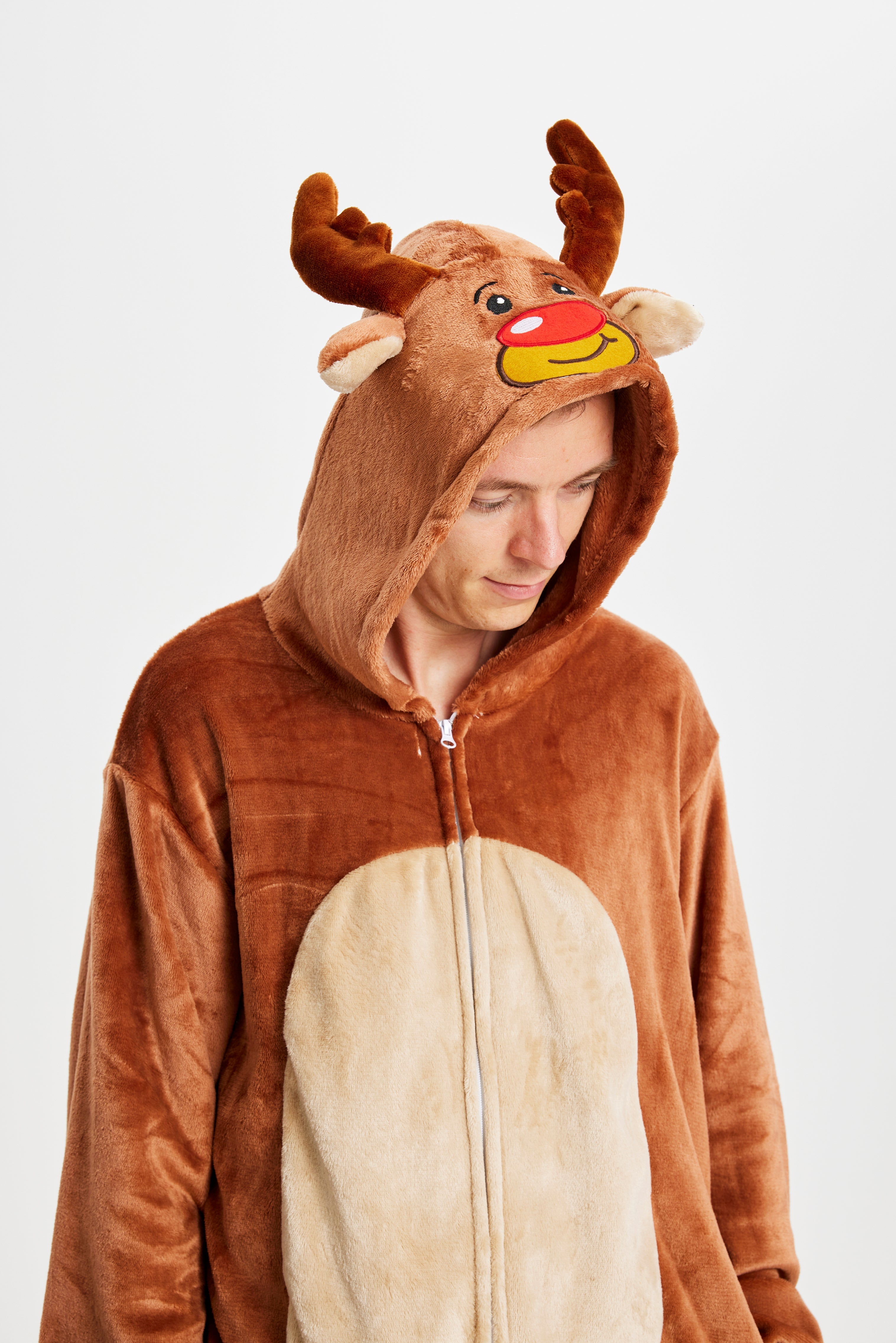 En mann som ser ned og har på seg et julekostyme som ser ut som et reinsdyr.