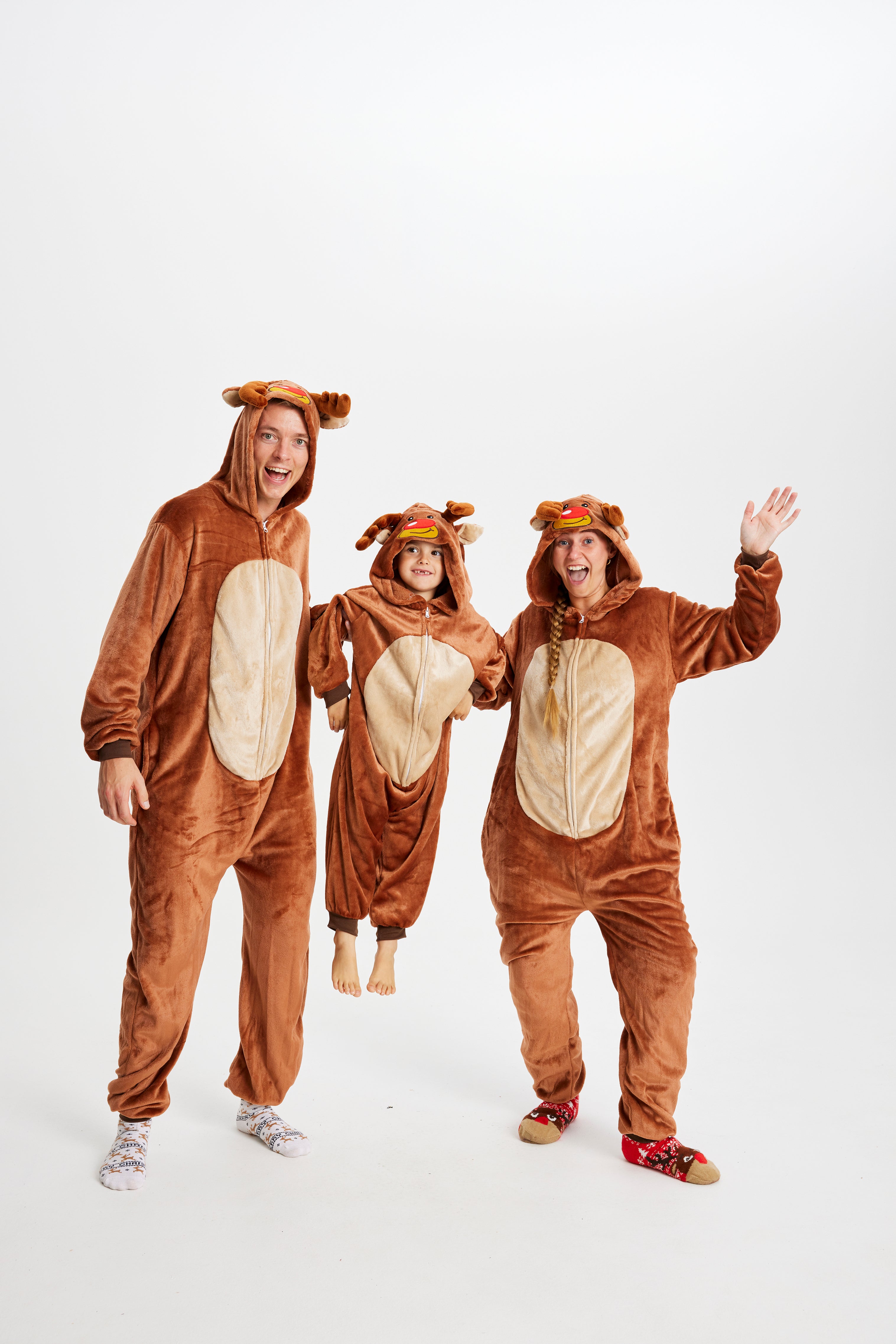 En familie i julekostymer som ser ut som reinsdyr.