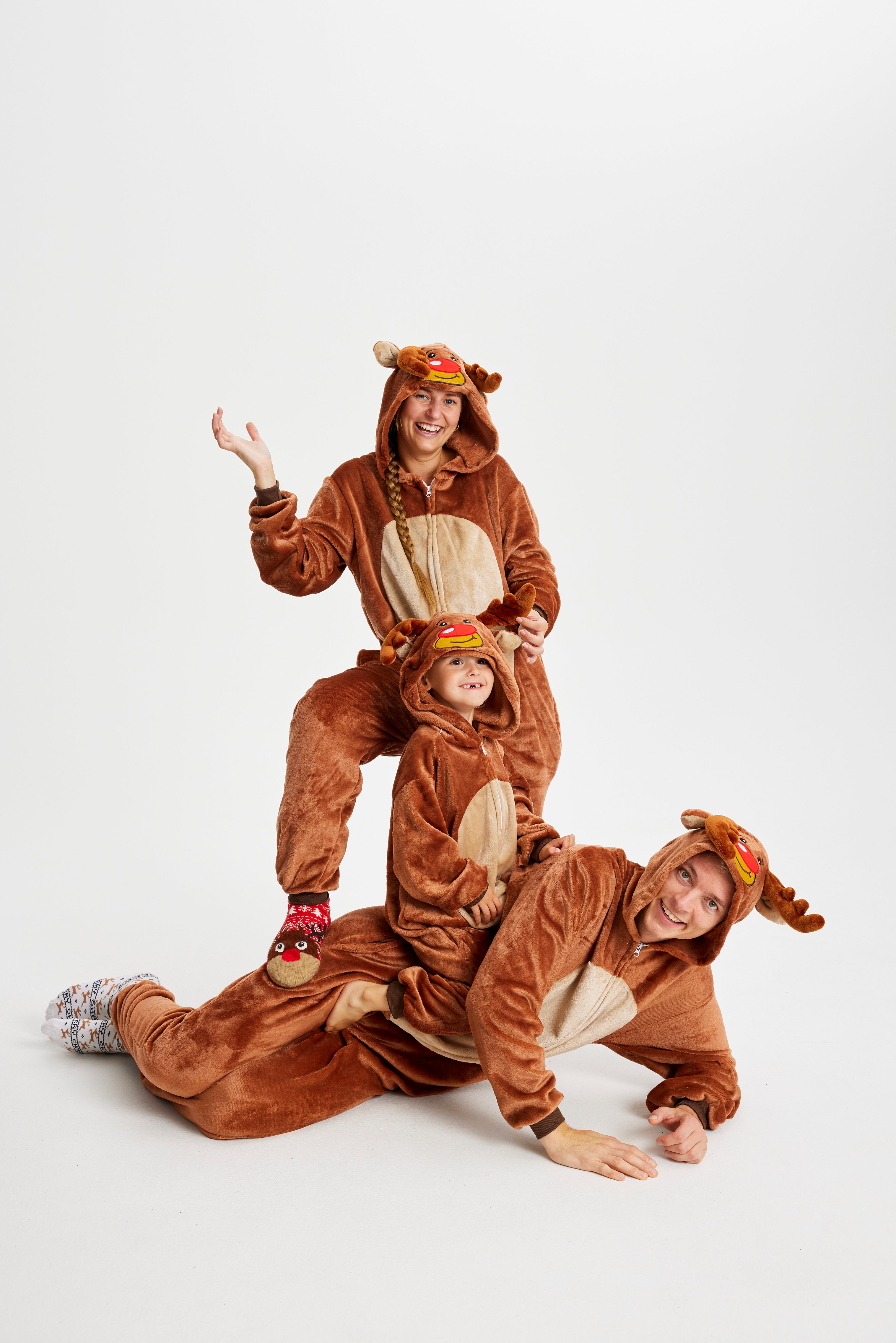 En familie poserer sammen i julekostymer som ser ut som reinsdyr.