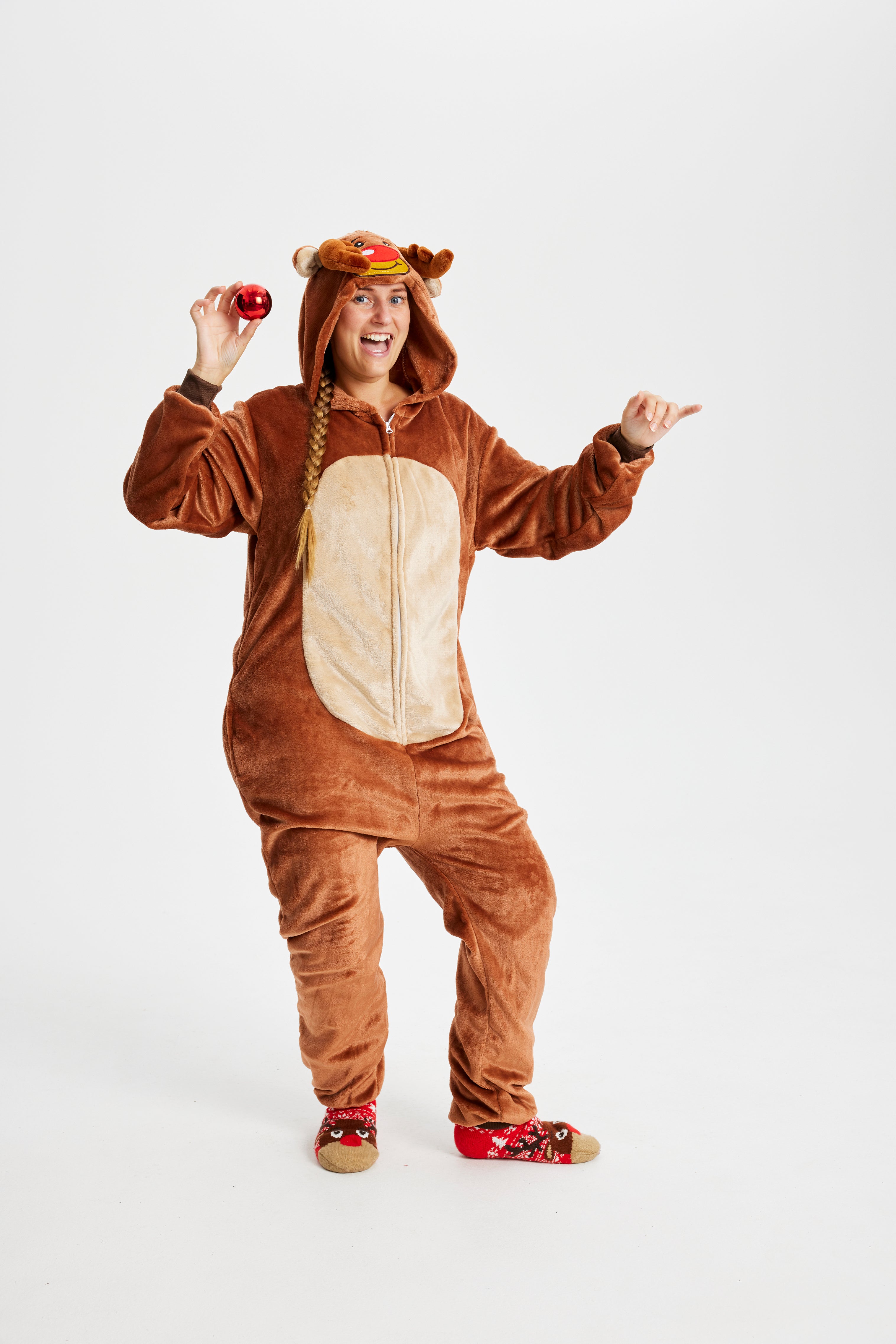 En dame i julekostyme som ser ut som et reinsdyr.