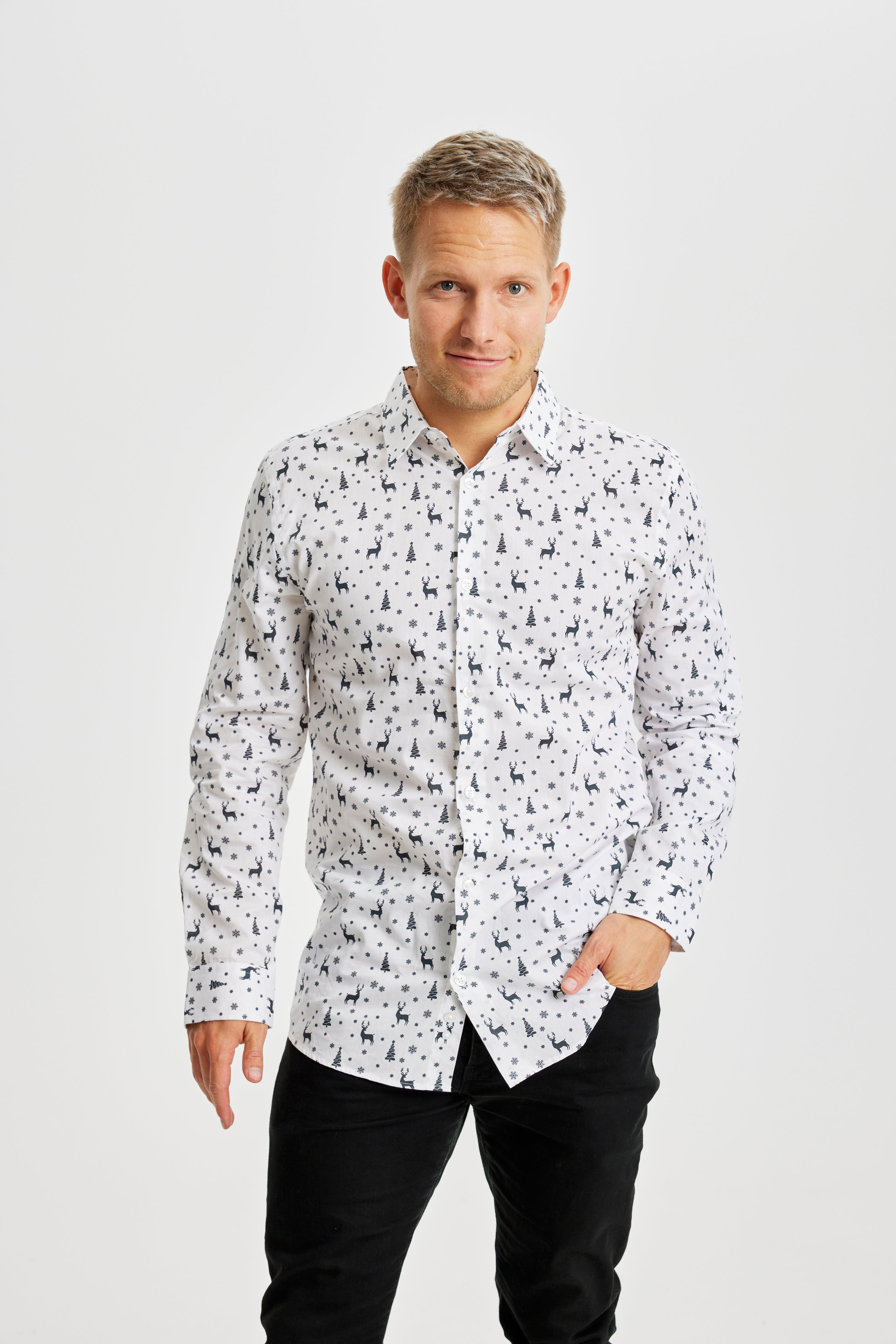 En poserende mann i hvit juletrøye.