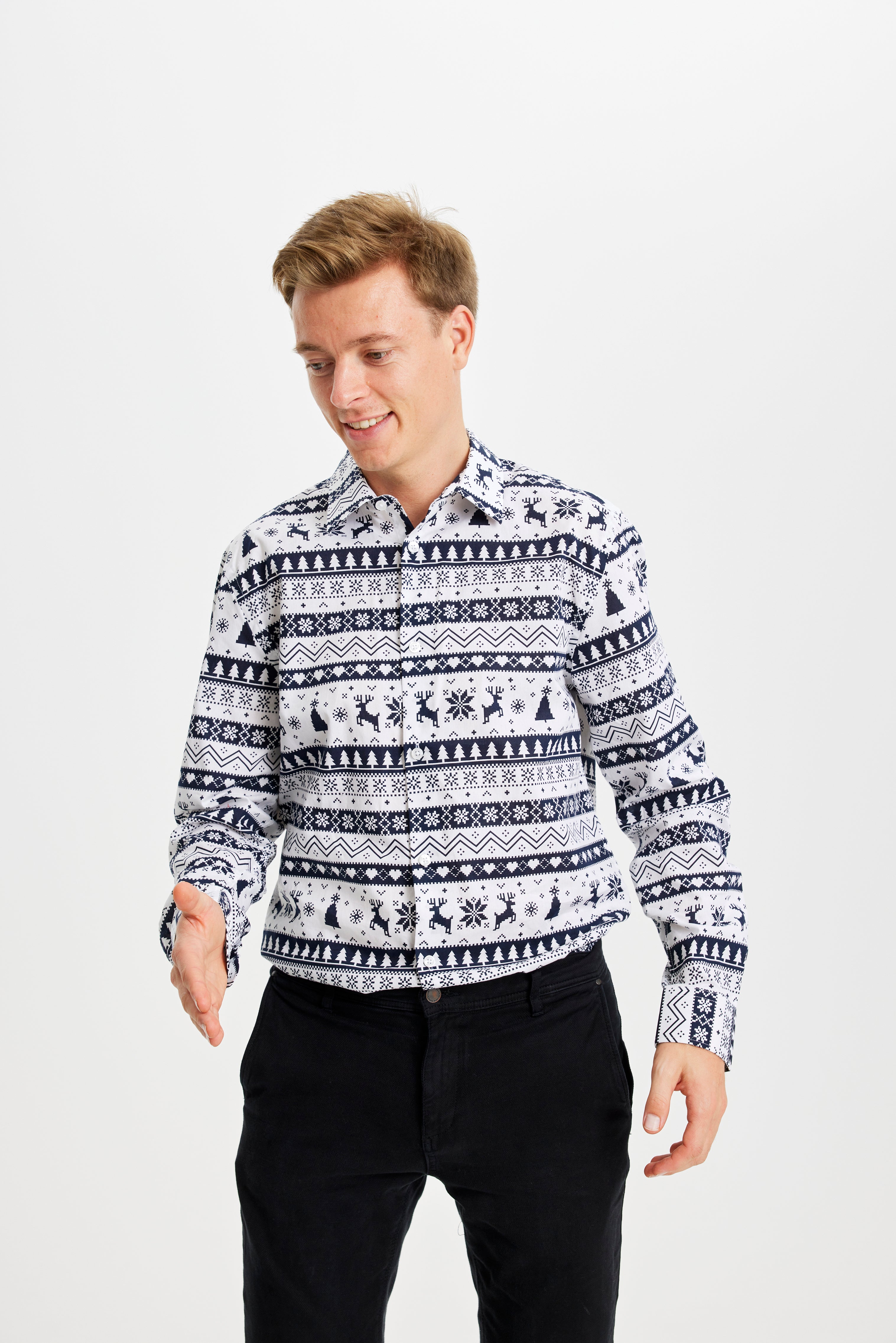 En mann har på seg en stripete juleskjorte.