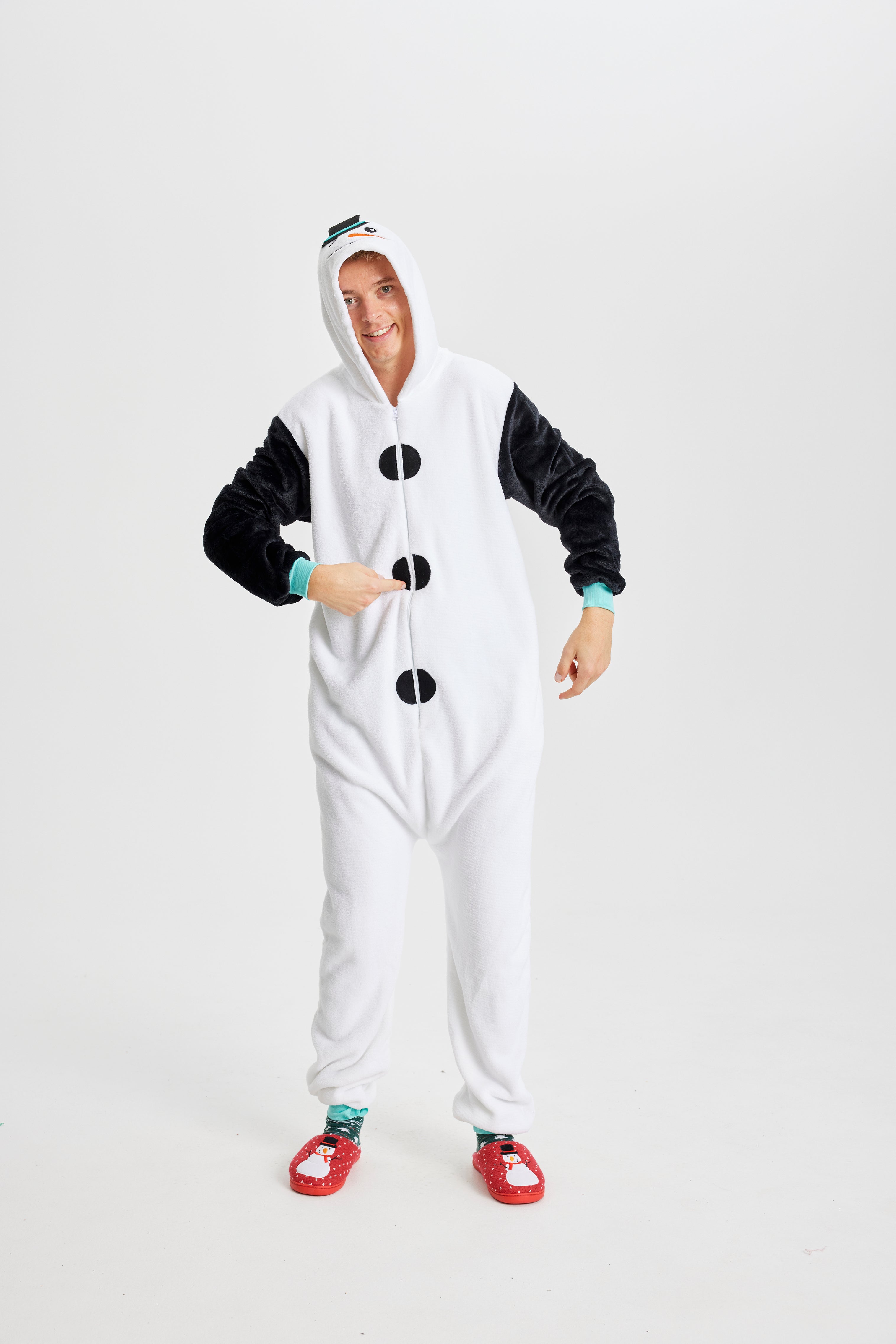 En mann i julekostyme som ser ut som en snømann.