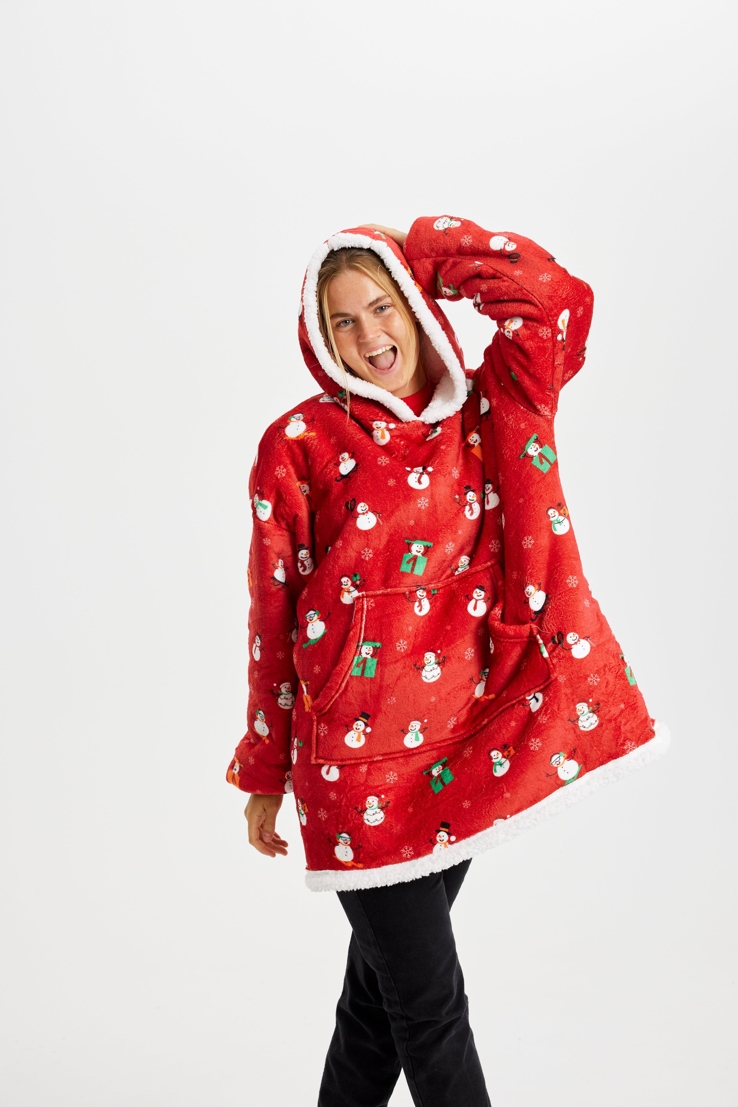 En veldig glad dame i rød julegenser med snømenn.