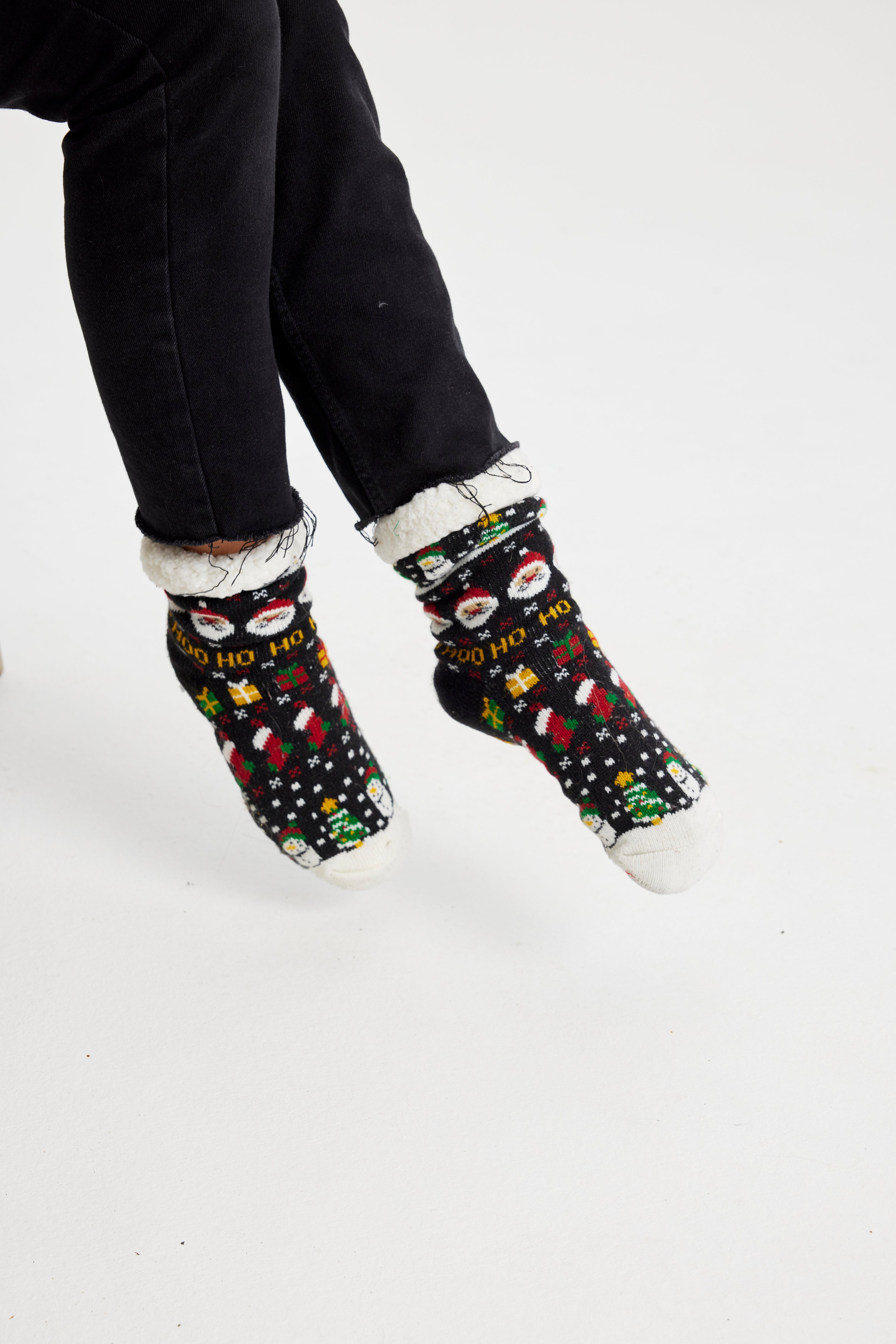 Et par føtter med mønstrede julesokker.
