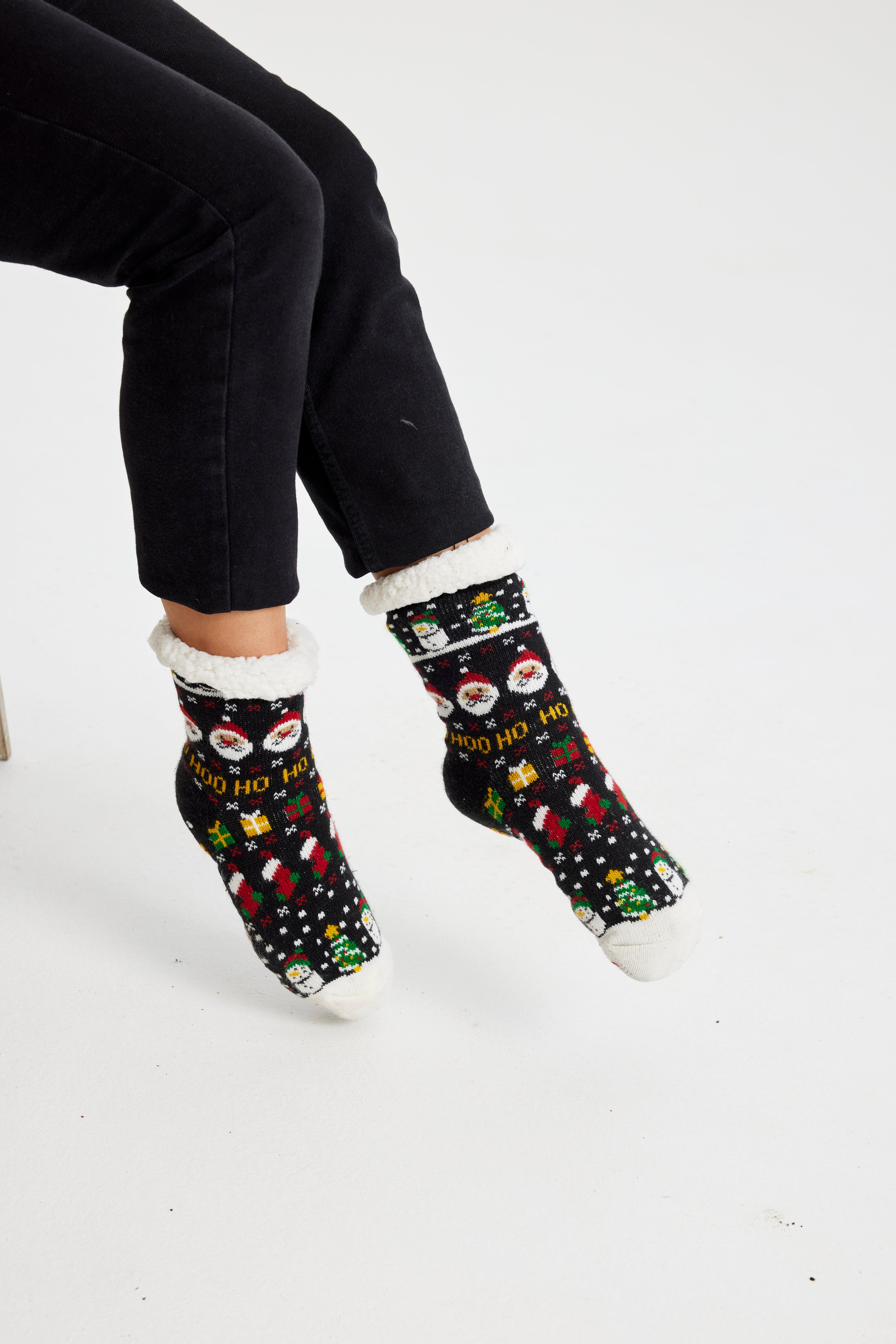 Et par føtter med mønstrede julesokker.