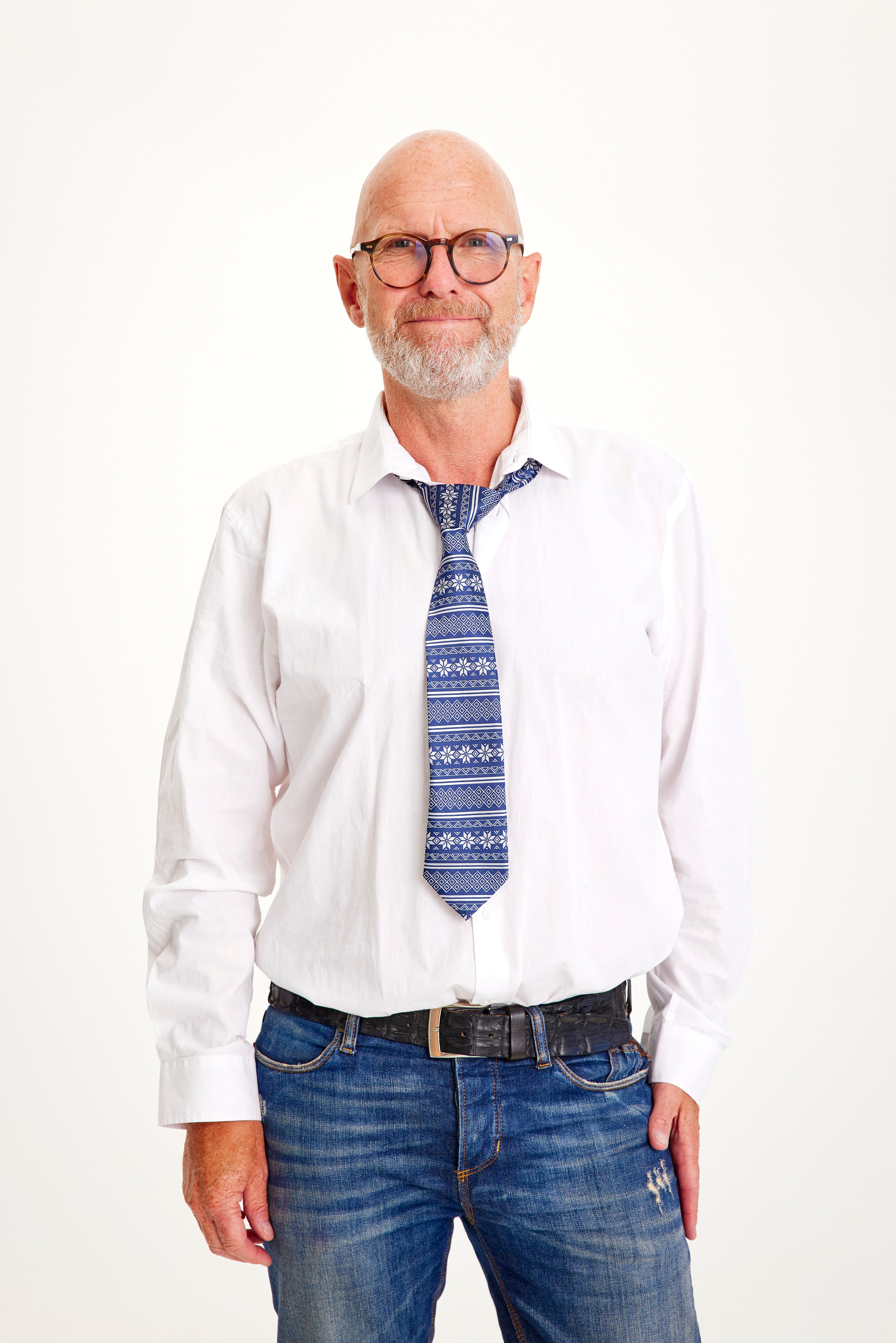 En smilende mann med juleslips.