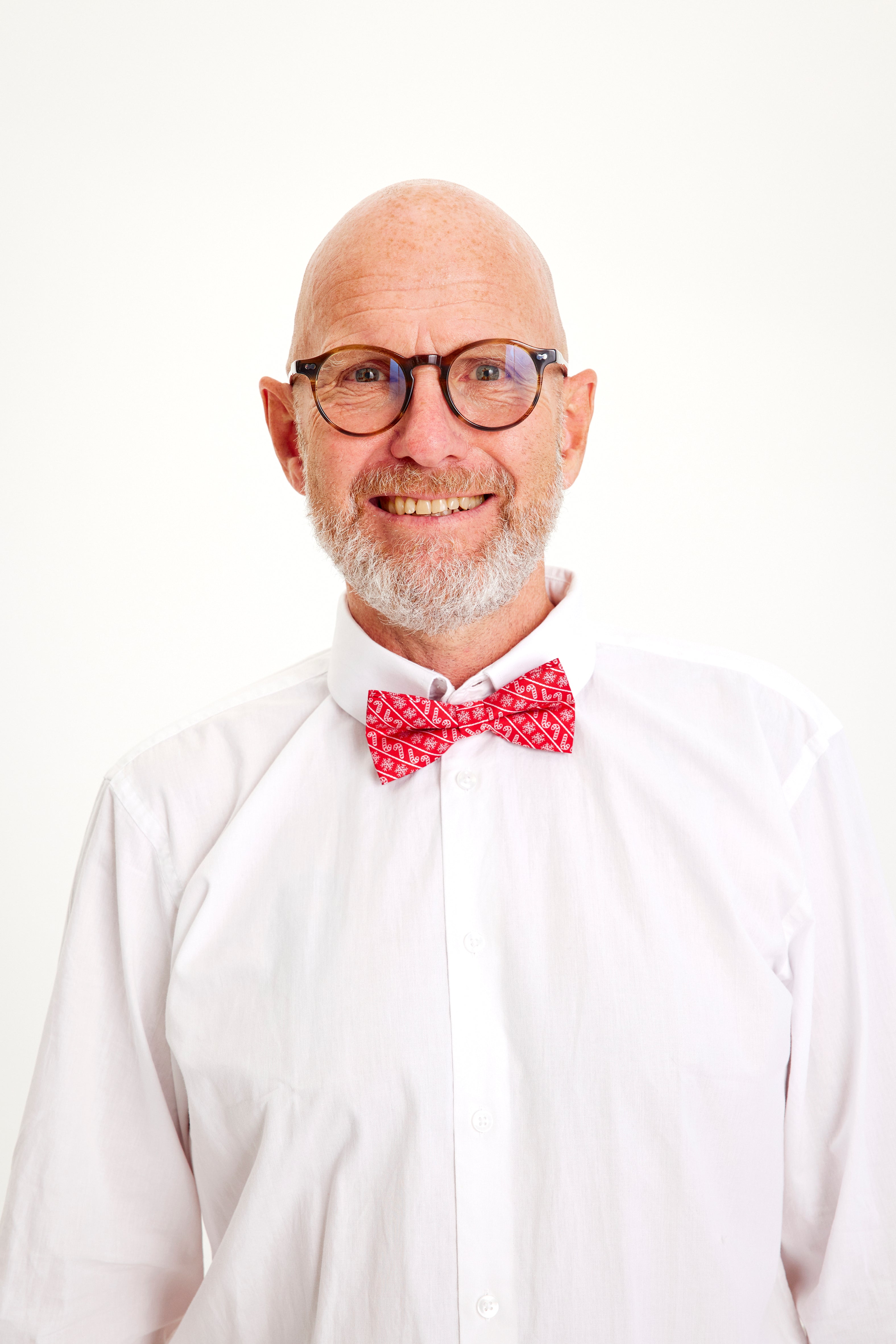 En mann med rød butterfly.