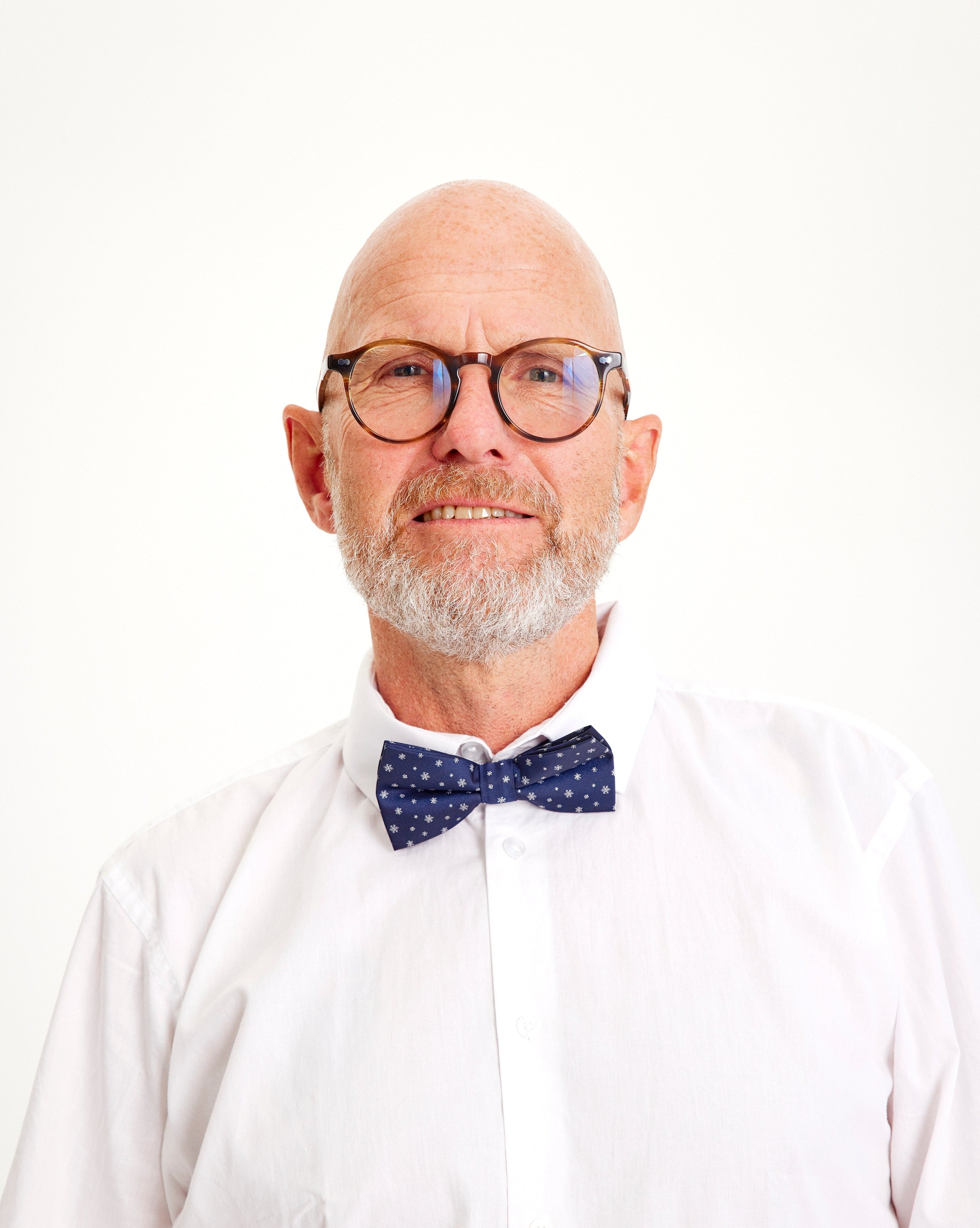 En mann iført en blå butterly.