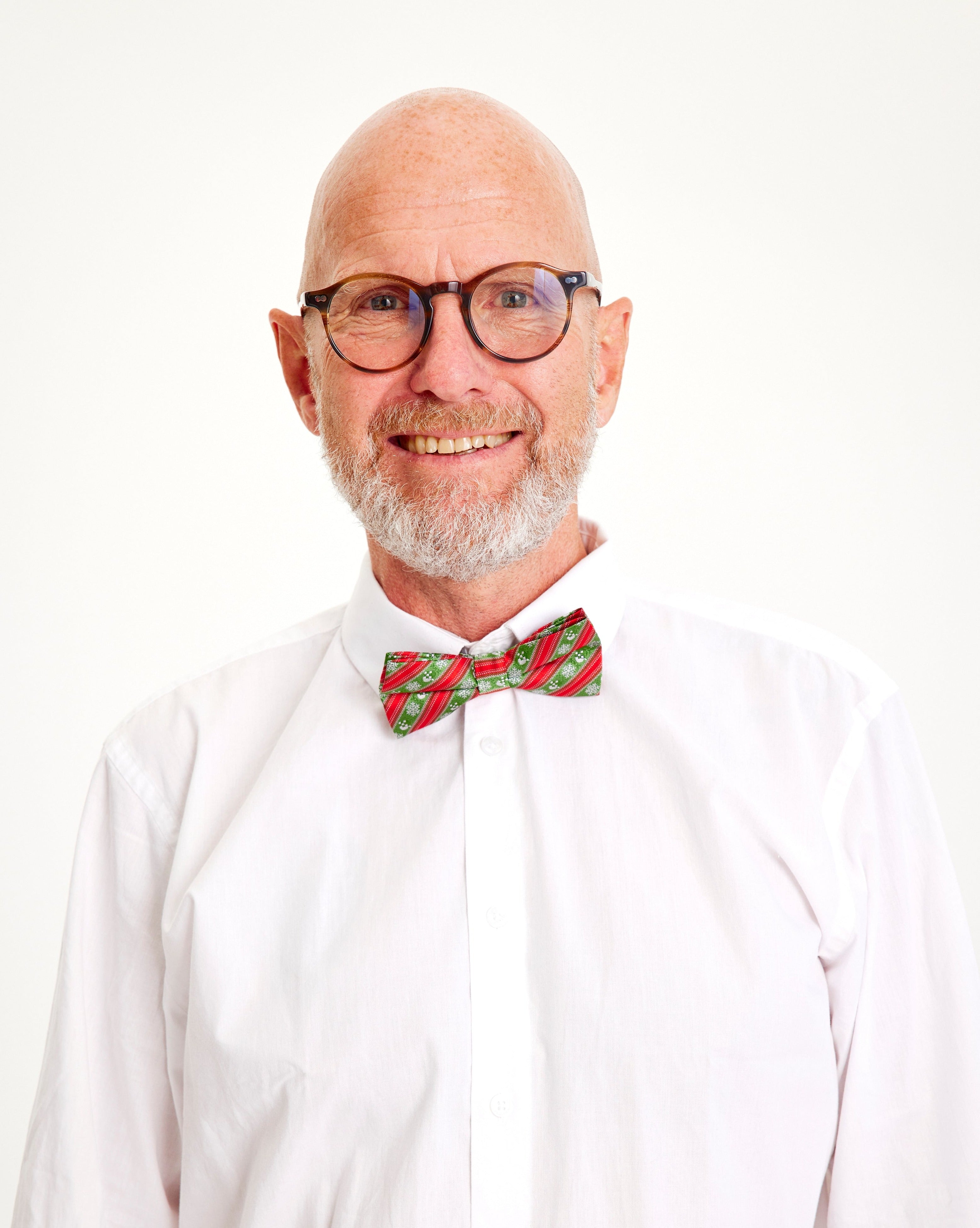 En smilende mann med julebutterfly.