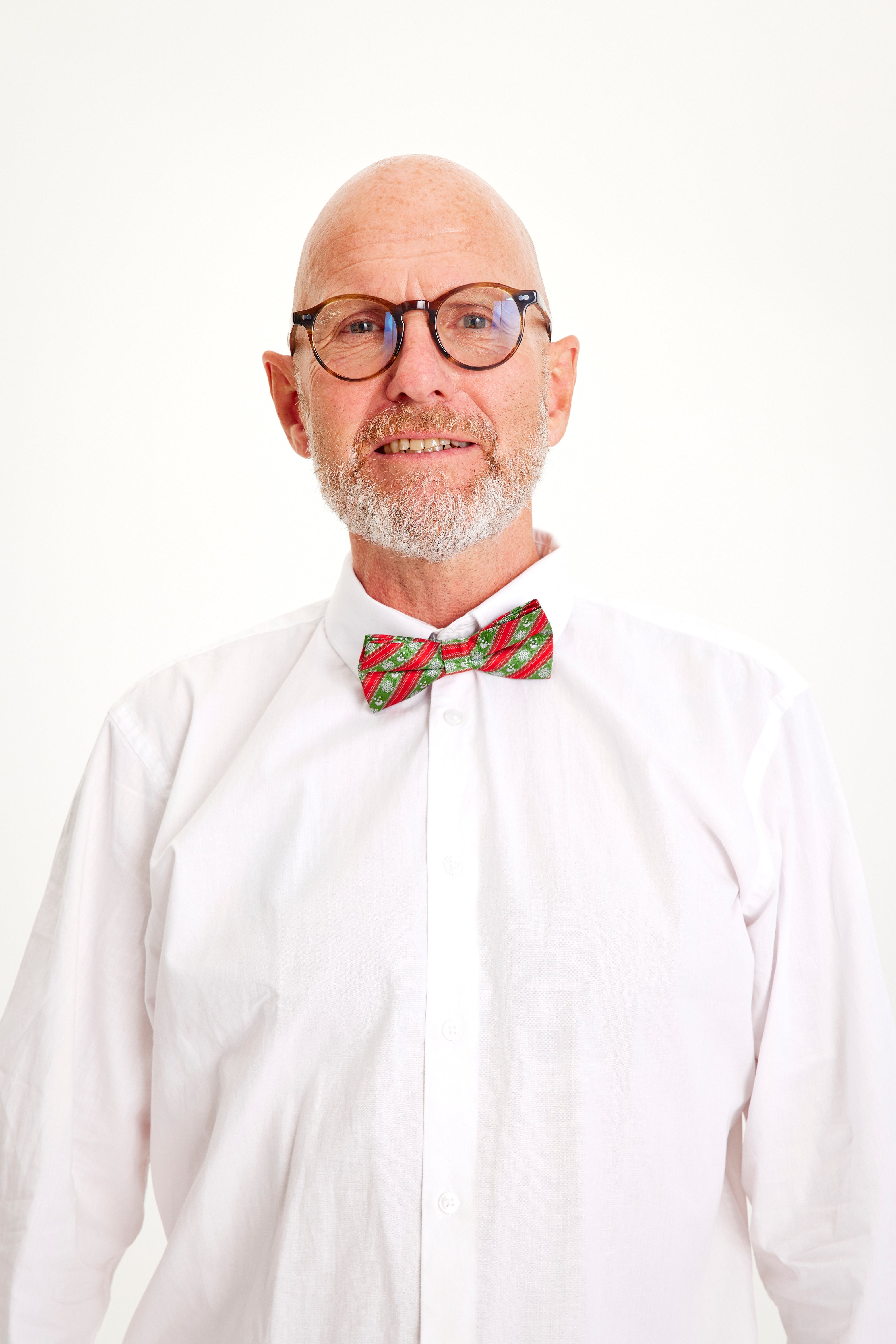 En mann med julebutterfly.