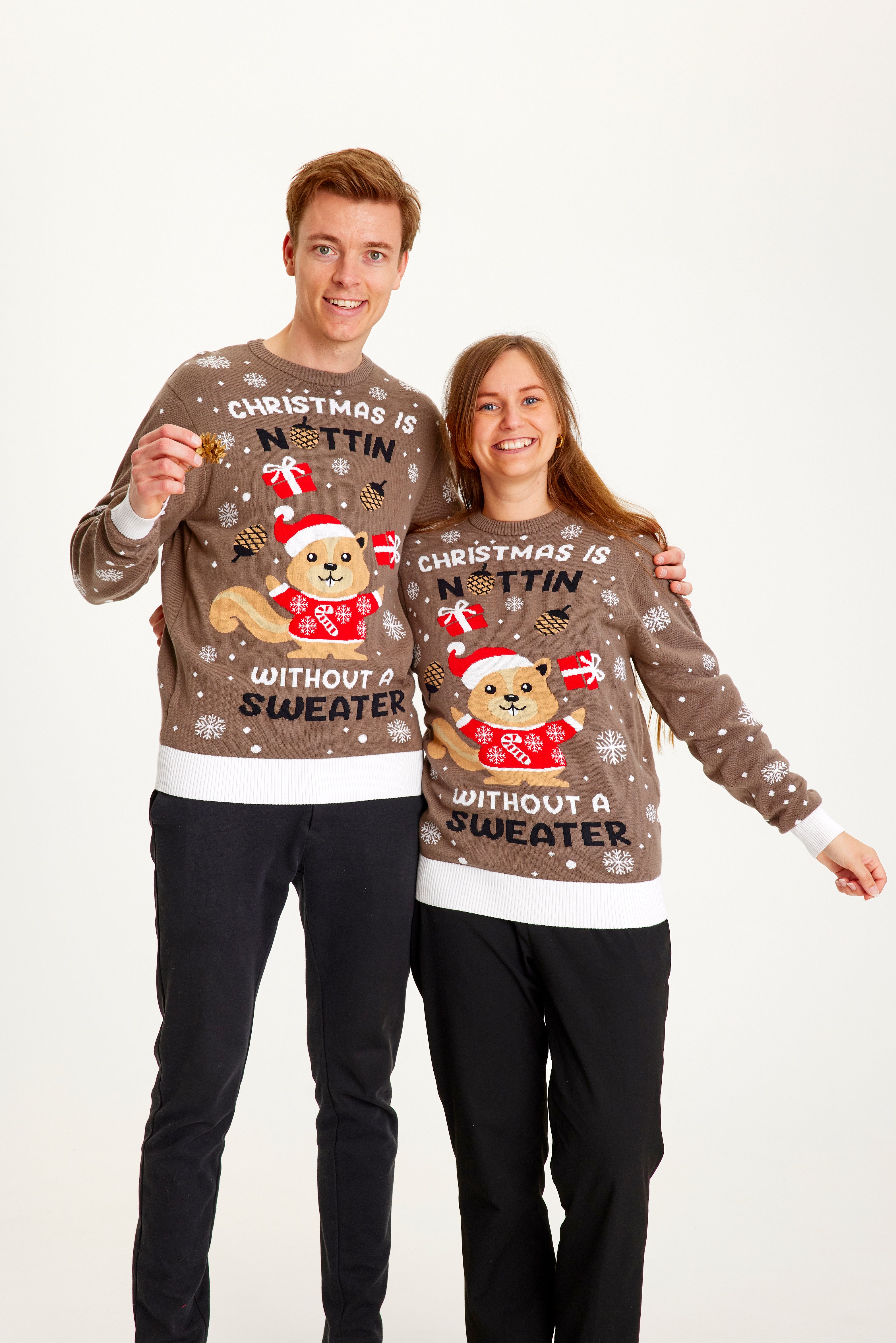 Et par i brun julegenser med et ekorn.