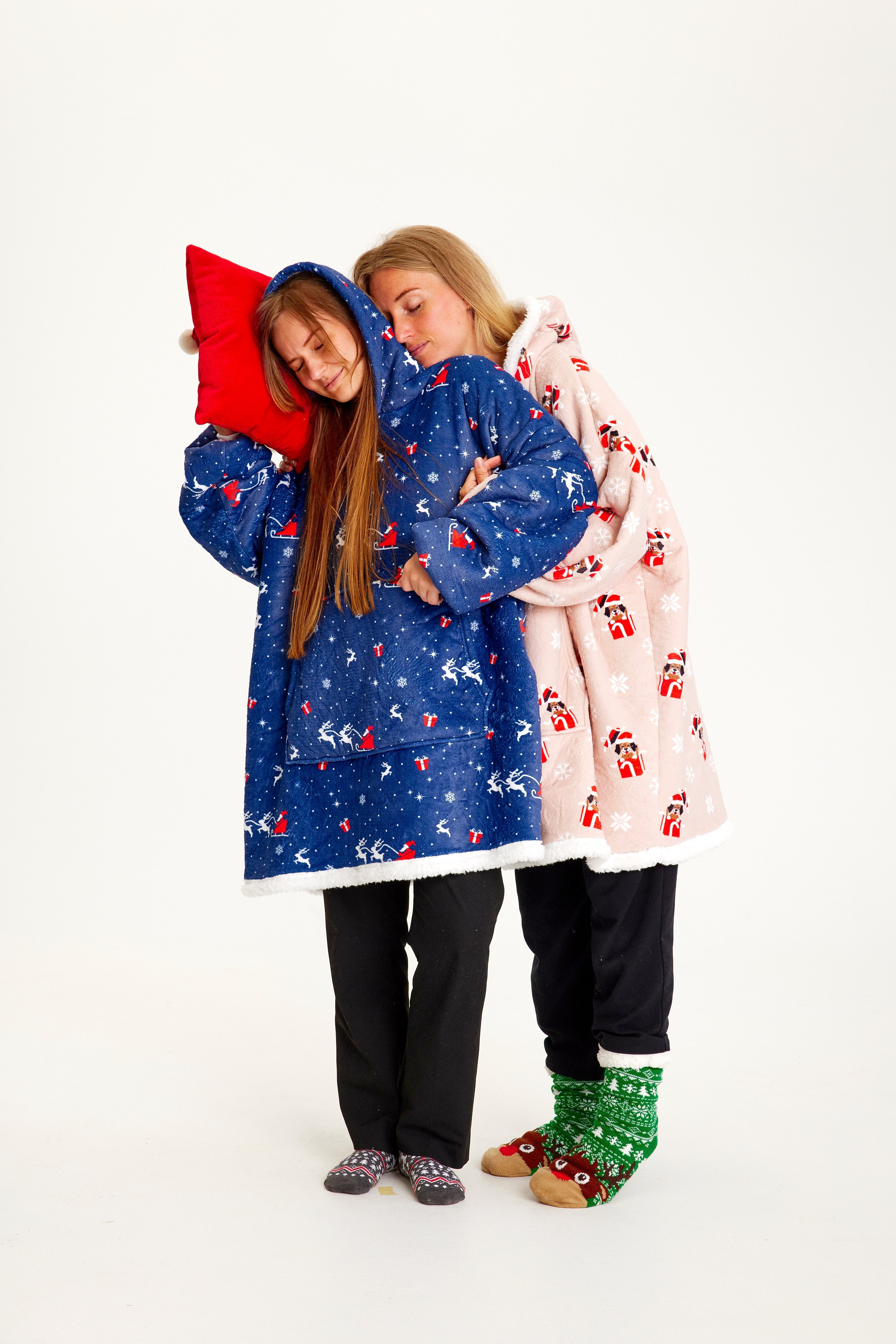 To sovende kvinner med julegenser med reinsdyr på.