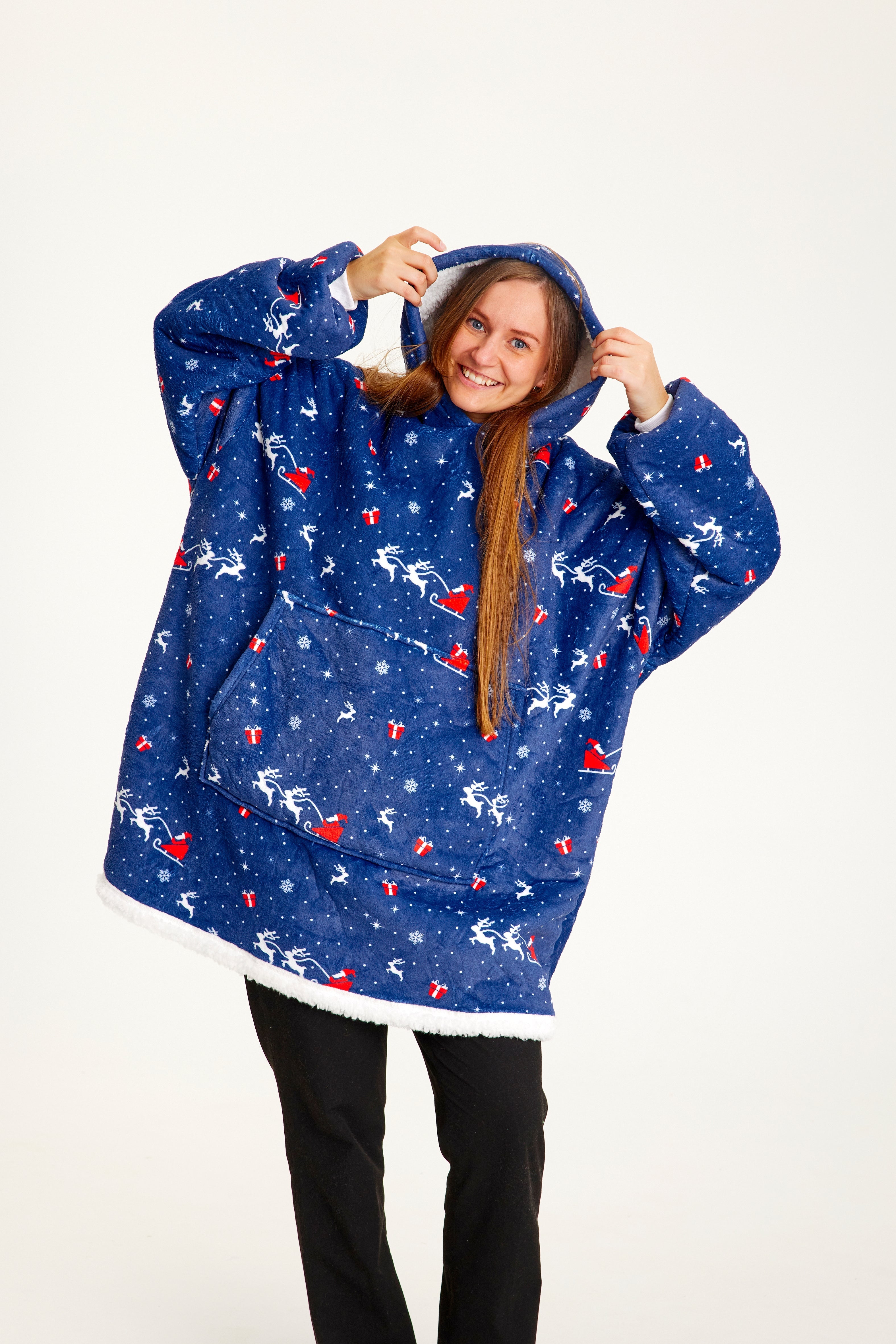 En kvinne hadde på seg en blå julegenser med reinsdyr på.