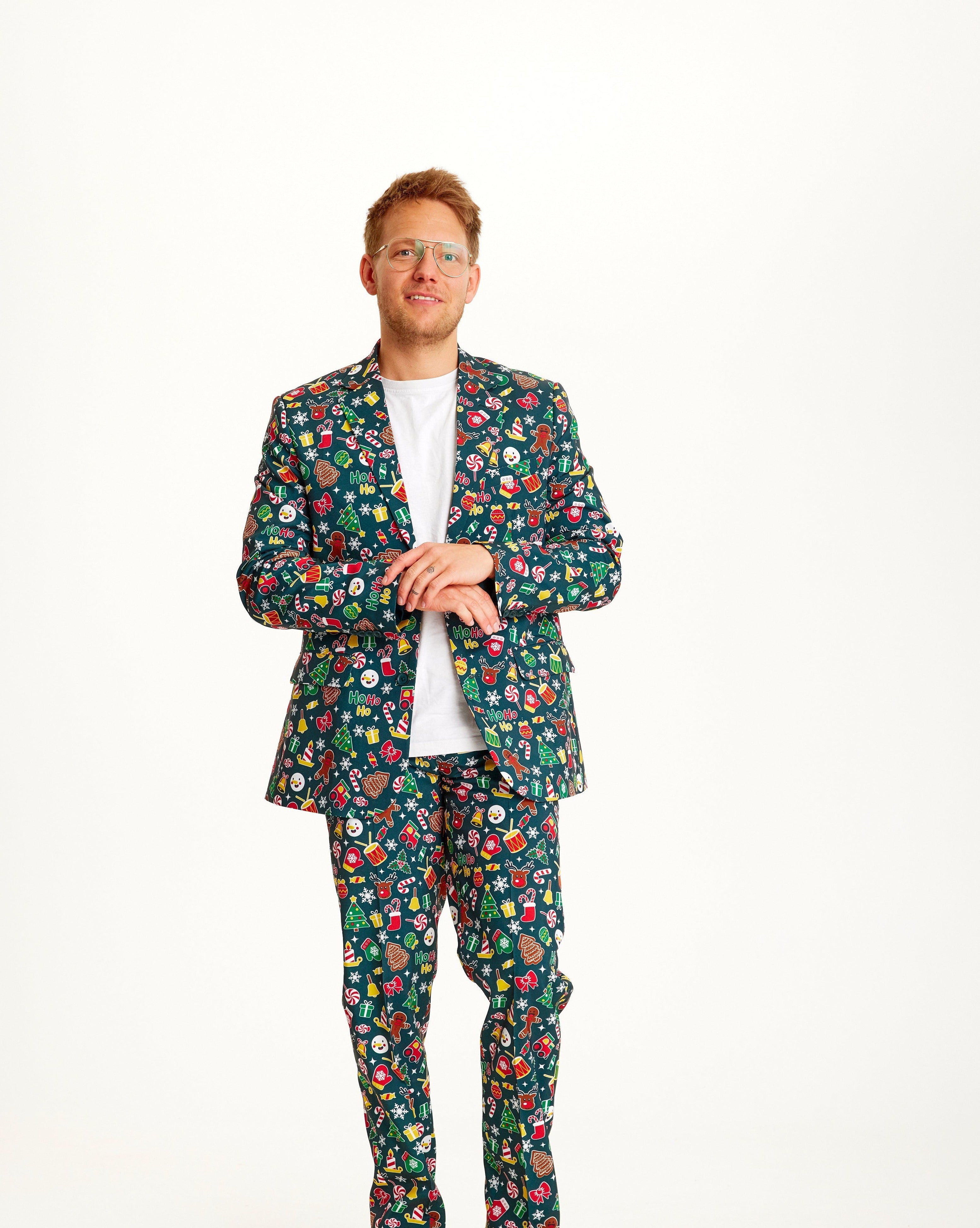 En mann i grønn dress med julemotiv.