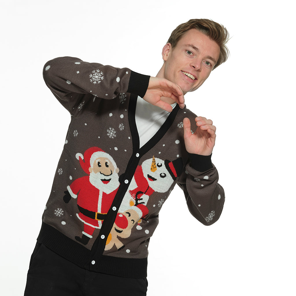 En mann har på seg en brun julekofta med julenissen og en snømann på.