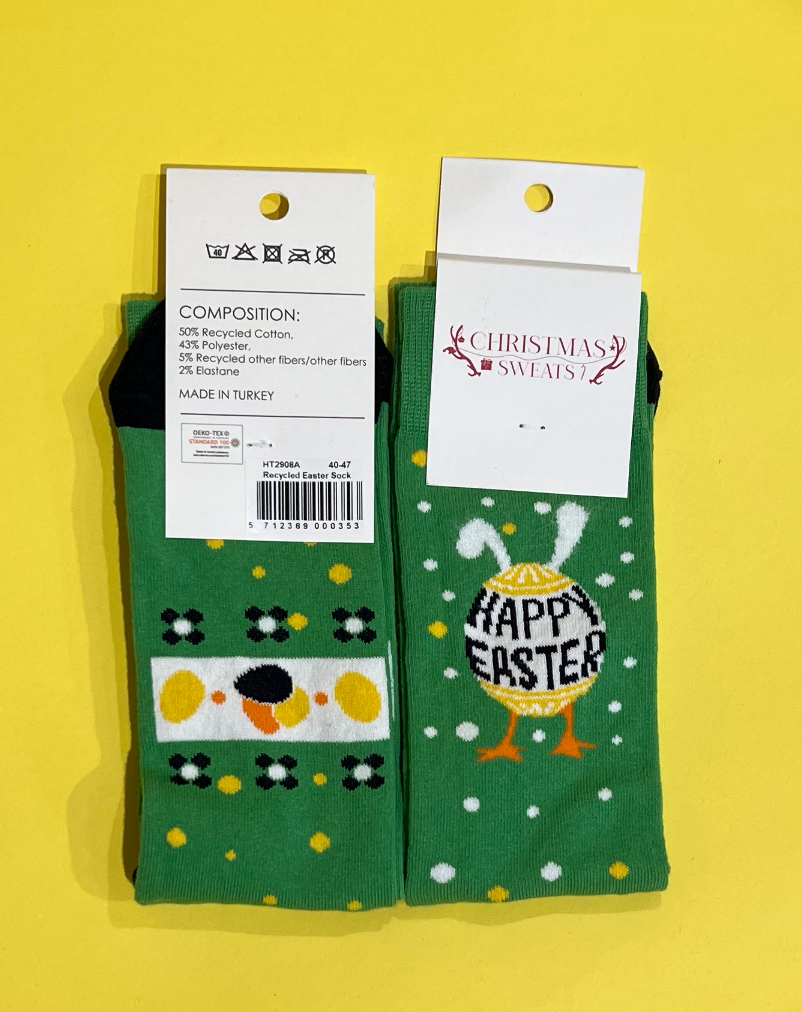 Et par grønne påskesokker med trykk.