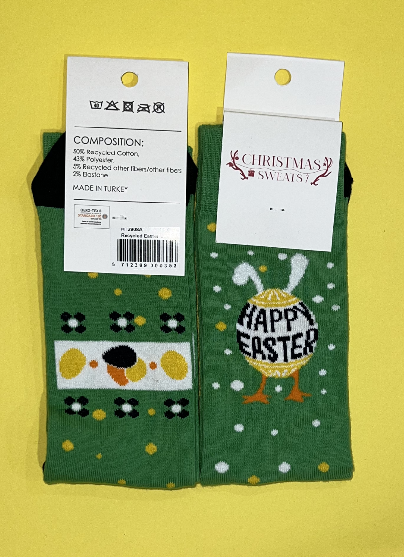 Et par grønne påskesokker med trykk.