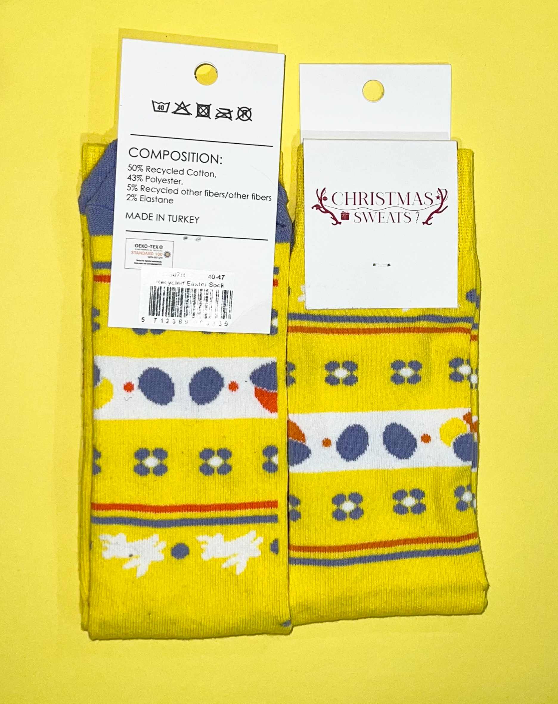 Et par gule påskesokker med trykk.