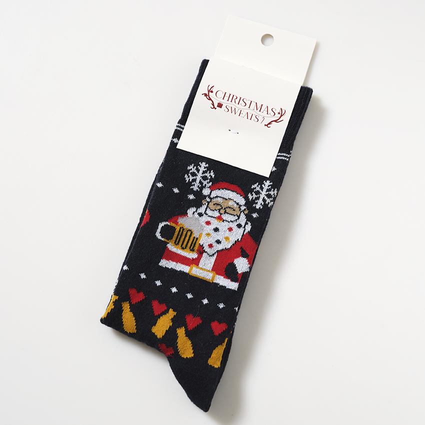 Et par svarte julesokker med julenissen på.