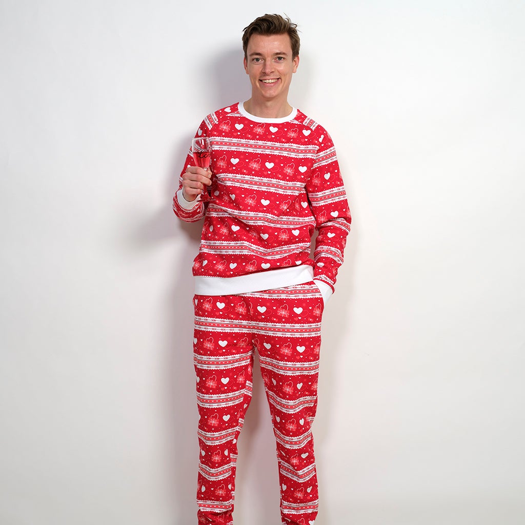 En mann i et rødt valentinsett med hjerter på.