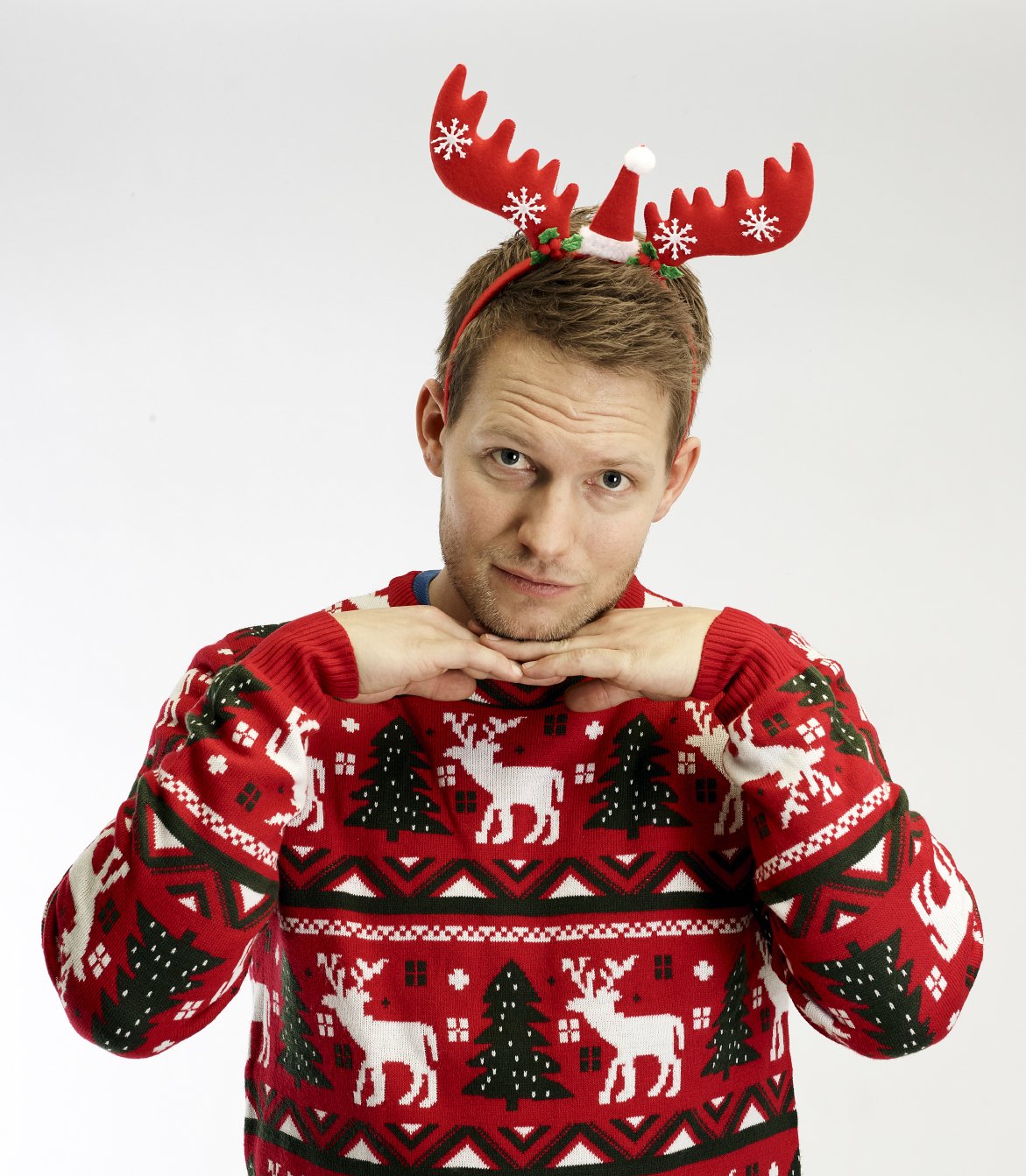 En mann har på seg et rødt hårbånd som ser ut som et reinsdyrgevir.